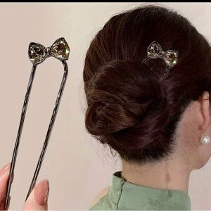 Elegant Silver Hairpin with Crystal Bow